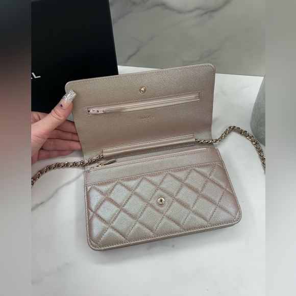 🔥RARE!! CHANEL•Iridescent Caviar Quilted Wallet On Chain - Picture 7 of 10